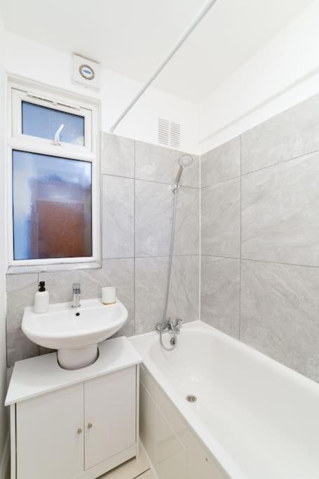 Two Bedroom Apartment By Buonomo Stays Short Lets & Serviced Accommodation In Balham With Balcony London Eksteriør bilde