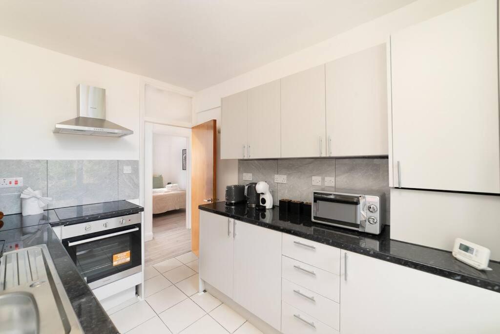 Two Bedroom Apartment By Buonomo Stays Short Lets & Serviced Accommodation In Balham With Balcony London Eksteriør bilde