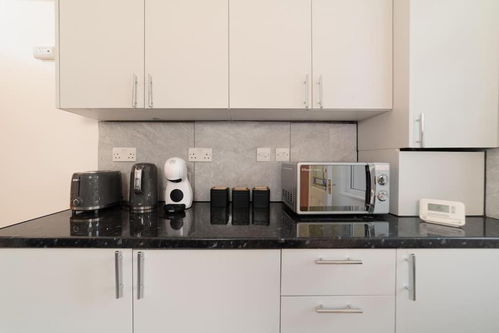 Two Bedroom Apartment By Buonomo Stays Short Lets & Serviced Accommodation In Balham With Balcony London Eksteriør bilde